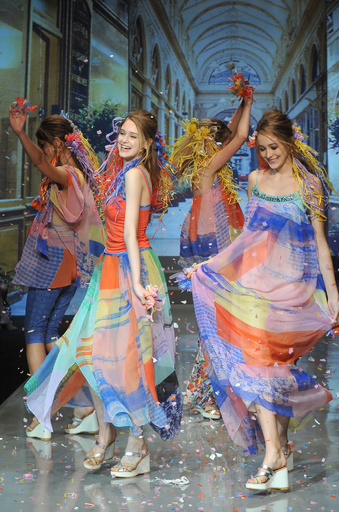 「ユキ トリイ インターナショナル」15年春夏新作発表