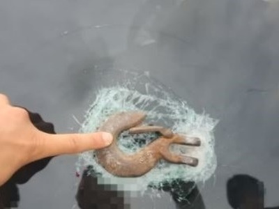 韓国で鉄製の輪がフロントガラス直撃…そばに建設現場「我々ではない」と主張する理由