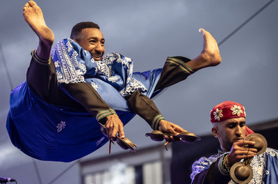 【今日の1枚】開脚ジャンプで演奏、グナワ音楽 モロッコ
