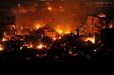 ムンバイのスラム街で火災