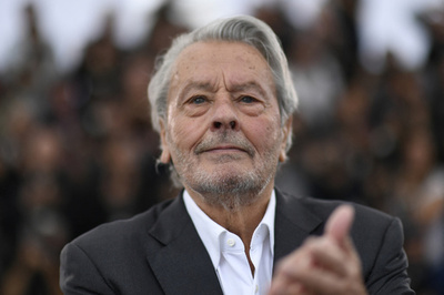 アラン・ドロンさん、成功は「女性のおかげ」 初の伝記、来月出版