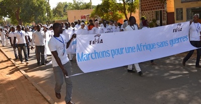 「アフリカファッション国際フェスティバル」開催、平和訴えデモ