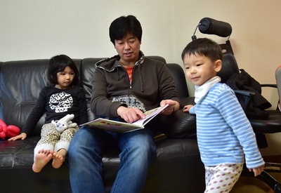 育児休暇取る「勇敢」な父親たち 韓国