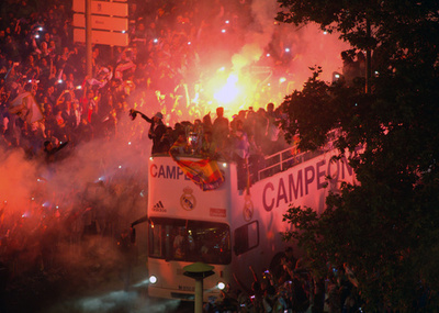 欧州王者レアルがマドリード凱旋、シベレス広場でパレード