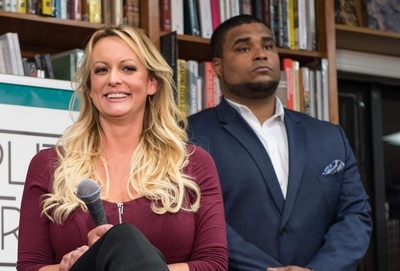 トランプ氏訴えたポルノ女優、連邦地裁が3400万円の支払い命令