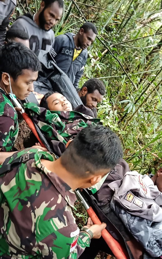 9人乗った小型機墜落、12歳の少年1人が生存 インドネシア東部