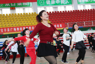 躍動するおばさんたち─中国・当世「広場ダンス」事情（4） 変ぼうする社会に舞う