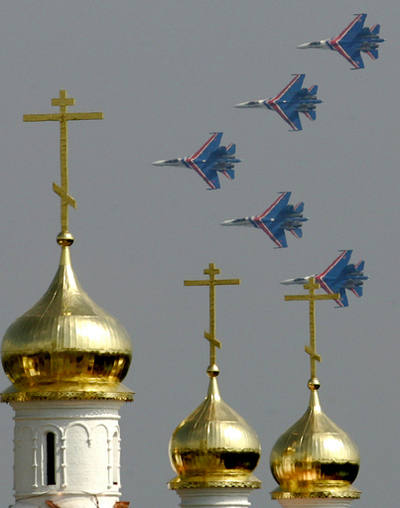 ロシア国際航空見本市で曲芸飛行