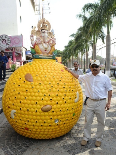 こう見えても乗り物です、「ガネーシャ祭」に向け準備万端 印