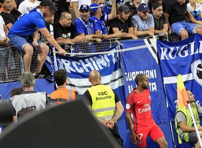 サポーターがCK蹴ろうとした相手選手を暴行、バスティアに処分