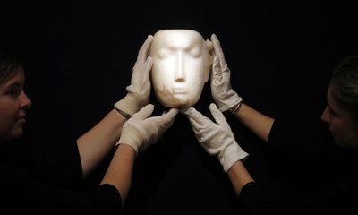 ヘンリー・ムーア彫刻「マスク」、落札額は？