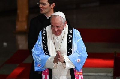 「第二百六十六代目」、ローマ教皇に法被のプレゼント