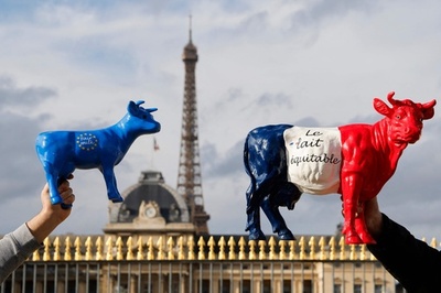 国旗色の牛も登場、酪農家らが抗議デモ 仏パリ