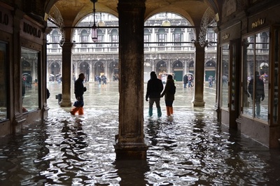 水の都ベネチア冠水、観光は長靴でどうぞ