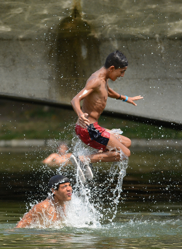 ルーマニア首都で39度の猛暑、子供たちは元気に水遊び