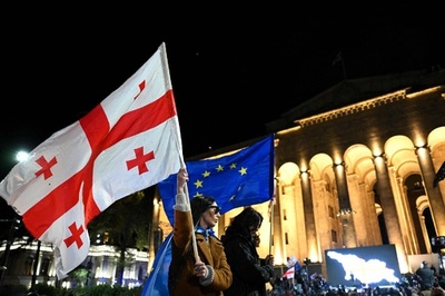 ジョージアで大規模デモ、議会選の不正疑惑で抗議 グレタさんも参加