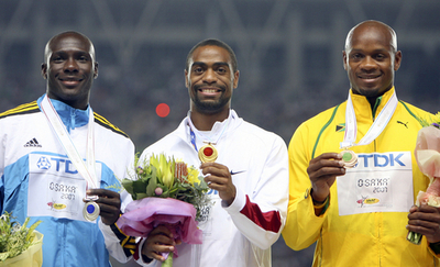 男子100メートルのメダル授与式が行われる