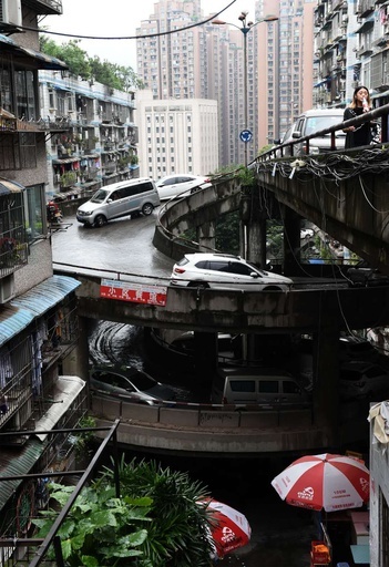 目が回るらせん状の駐車場　坂の街・重慶
