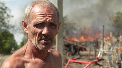 字幕:ウクライナ東部住民、前線付近から避難 ロシア進軍受け