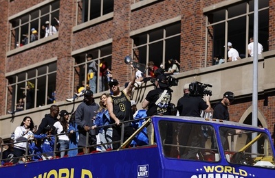 スーパーボウル制覇のラムズ、地元で優勝パレード