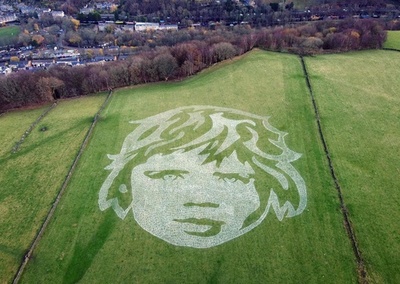 地上絵で啓発、1日に子ども6000人死亡も 新型コロナの間接的影響