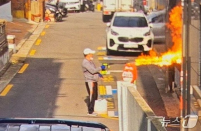 「白い容器に入った液体」農薬散布機で散布し放火…ソウルのマンション火災、白い帽子・マスク姿の容疑者