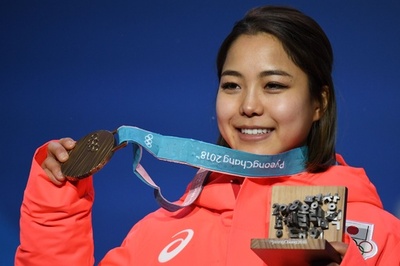 銅メダルを授与された高梨、スキージャンプ女子