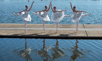 湖に映る白鳥姿のバレエダンサー、シドニー