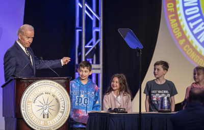 セクハラ疑惑のバイデン氏、ハグに関する冗談飛ばす 騒動後初の公の場で