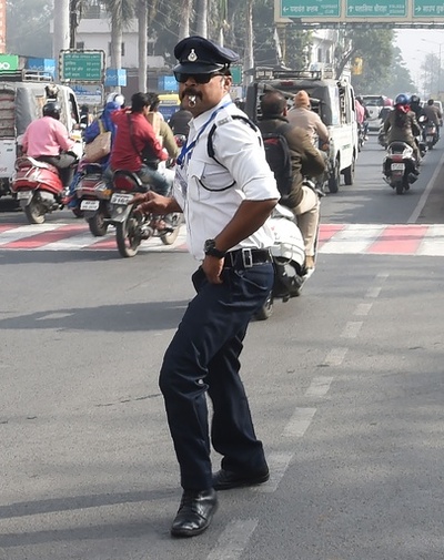 警察官がムーンウオークで交通整理、インド