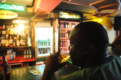 密造酒で80人死亡 失明被害も ケニア