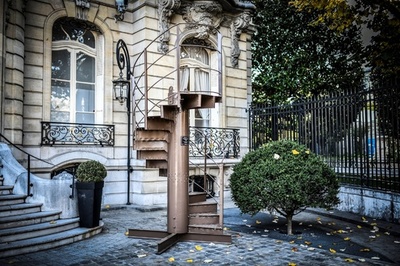 仏エッフェル塔の階段、3440万円で落札 予想価格の10倍