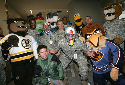 ＜06-07NHL＞オールスター出場選手らが一時帰国した米軍兵士を出迎える - 米国