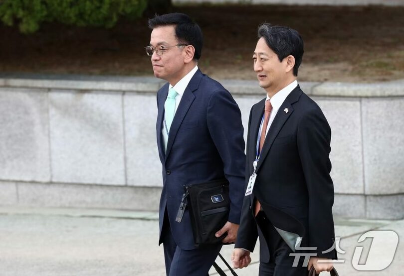 チェ・サンモク経済副首相兼企画財政相とアン・ドクグン産業通商資源相(c)news1