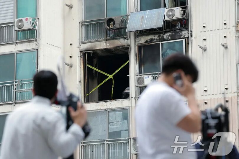 2025年4月21日、火災発生後に黒く焼け焦げたソウル市冠岳区のマンション(c)news1