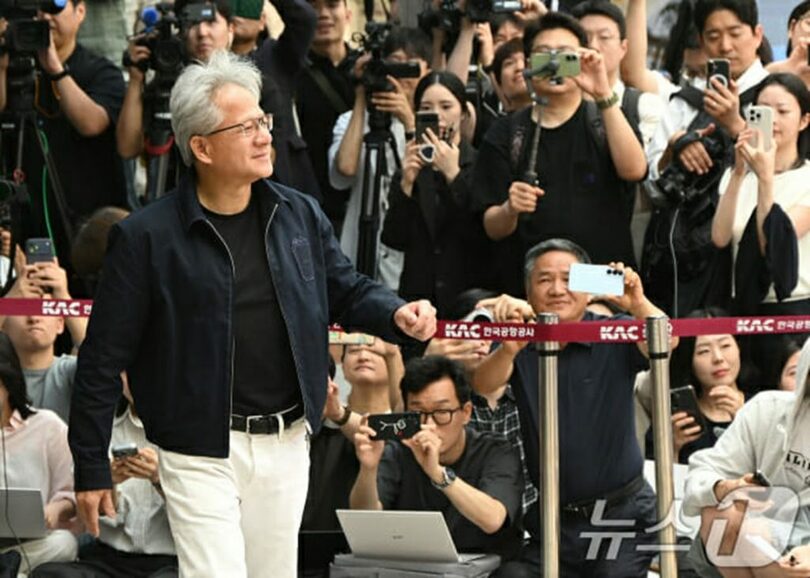5日、ソウル金浦ビジネス航空センター（SGBAC）に到着した米エヌビディアのジェンスン・ファン最高経営責任者（CEO）(c)news1