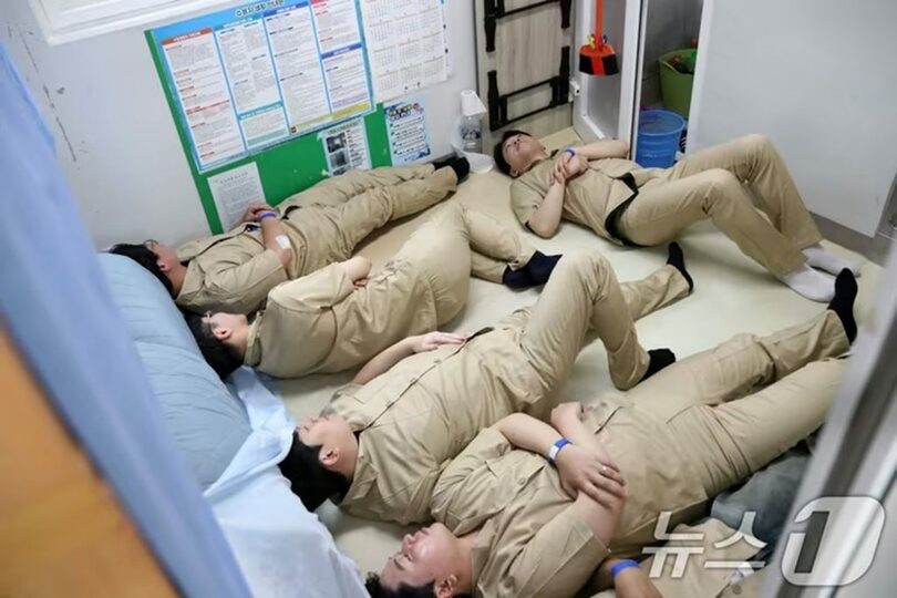 韓国・光州刑務所内で過密収容を体験する記者ら＝5月28日(c)news1