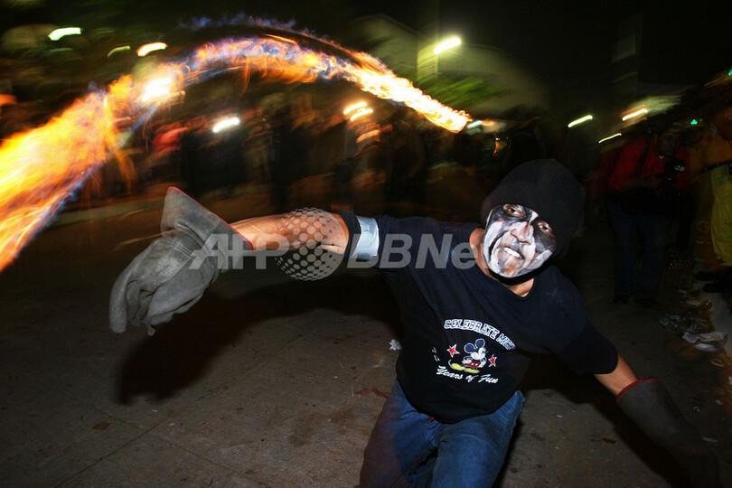 火の玉を投げ合うサンサルバドルの祭り