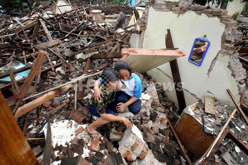 ジャワ島中部地震 生存者の捜索が続く インドネシア 写真15枚 国際ニュース Afpbb News