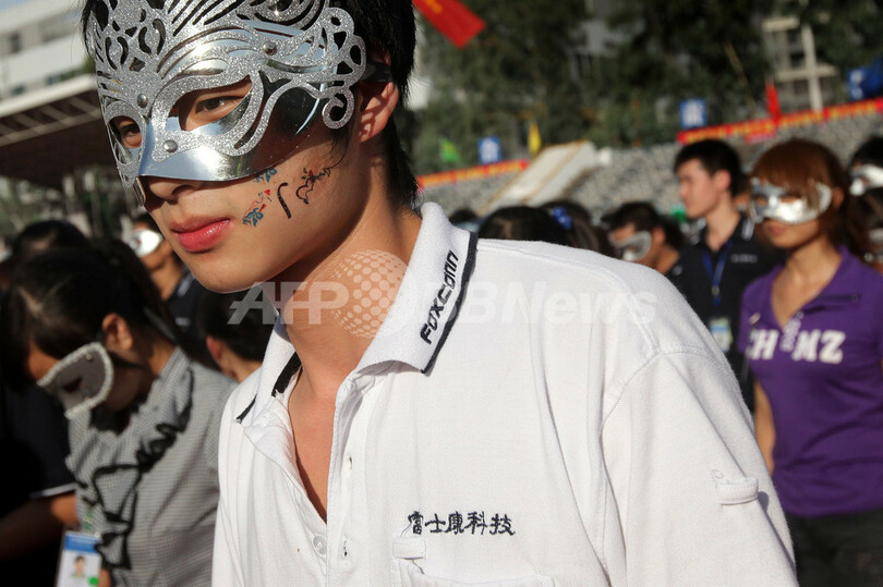 自殺者続出の中国工場、「コスチューム集会」で士気向上図る