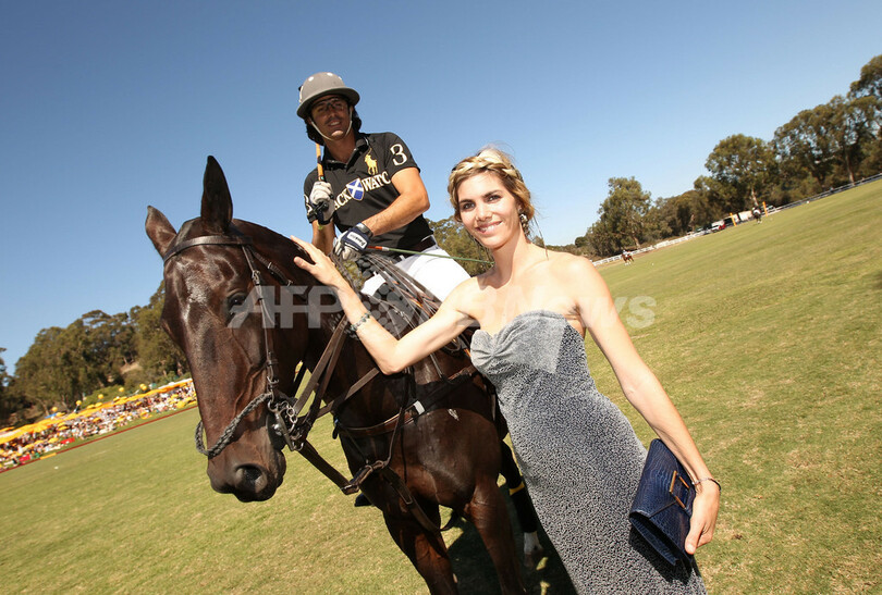 ヴーヴ・クリコ主催のポロ・イベント、レイチェル・ゾーが息子と一緒に登場