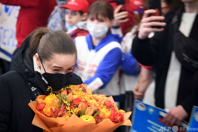 ワリエワが帰国 空港でファンが歓迎