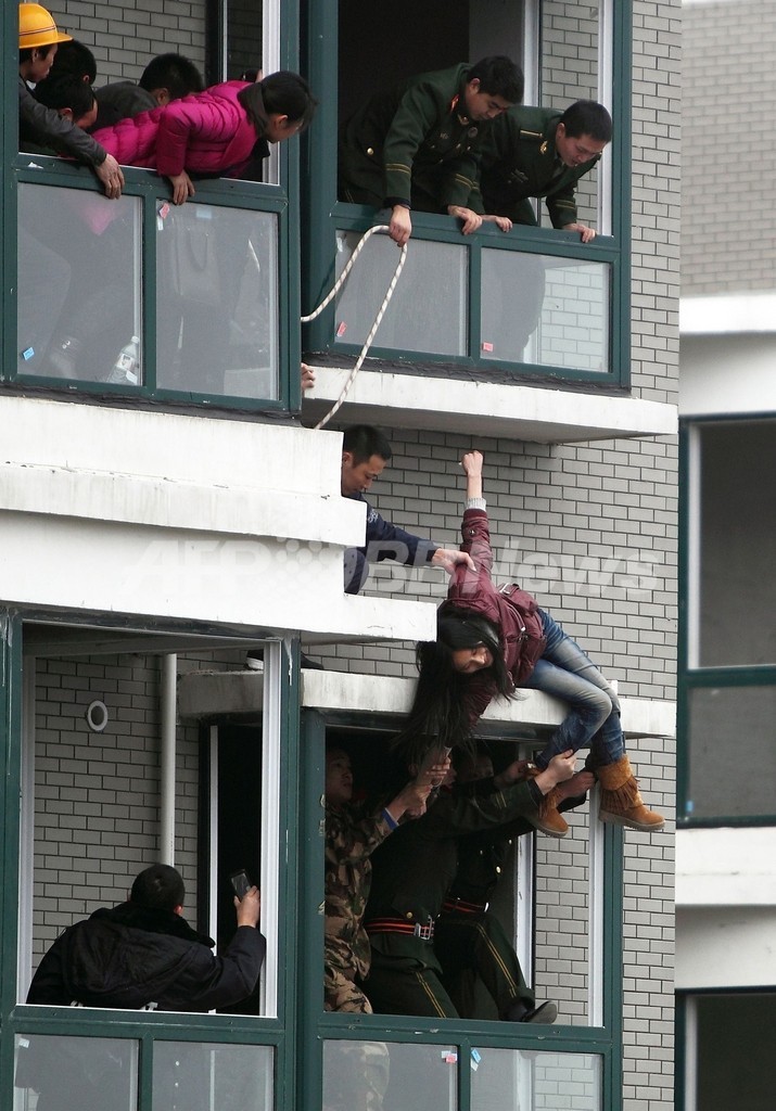 間一髪 33階から飛び降り自殺の女性救助 中国 写真1枚 国際ニュース Afpbb News
