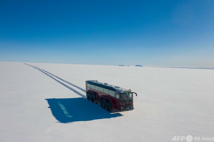 消滅危機の氷河を疾走するメガバス アイスランド