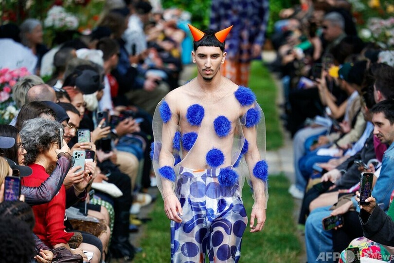 【今日の1枚】ピエロか小鬼か? ランウエーをにぎわす 仏パリ 写真4枚 国際ニュース:AFPBB News