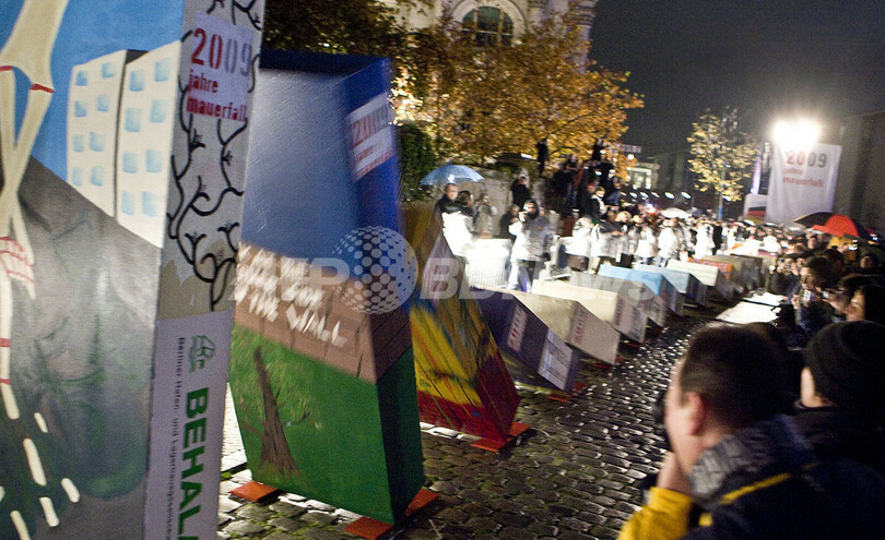 「ベルリンの壁」崩壊20年を祝う巨大ドミノ倒し