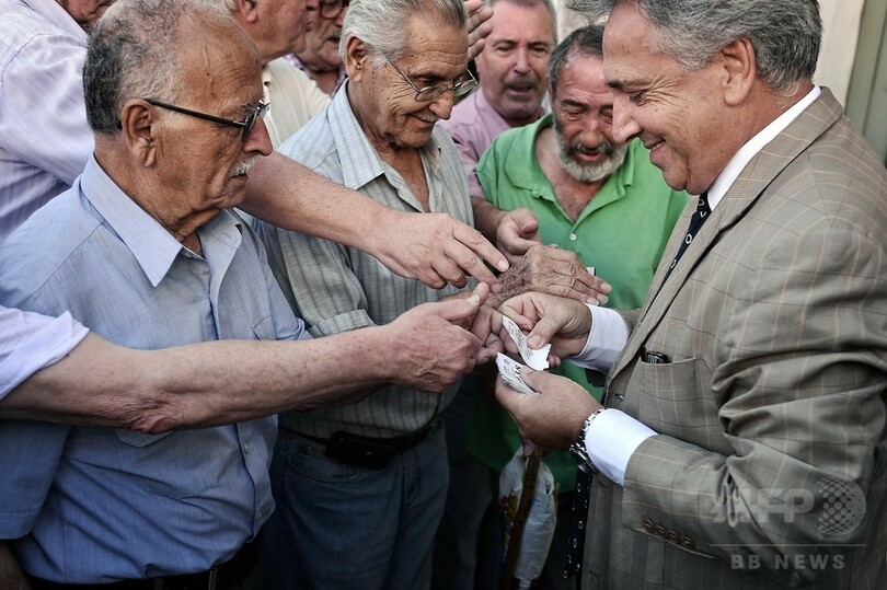 ギリシャ、3週間ぶりに銀行営業再開