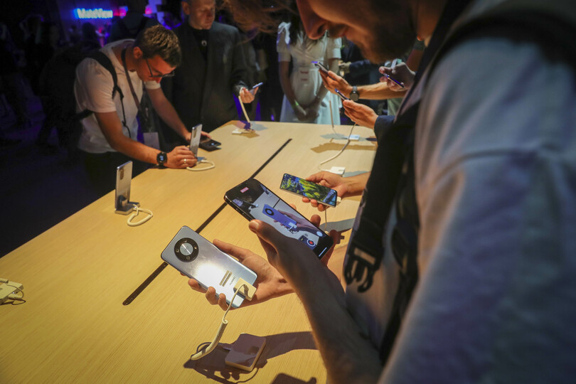 中国の携帯電話出荷台数、11月は34・1%減