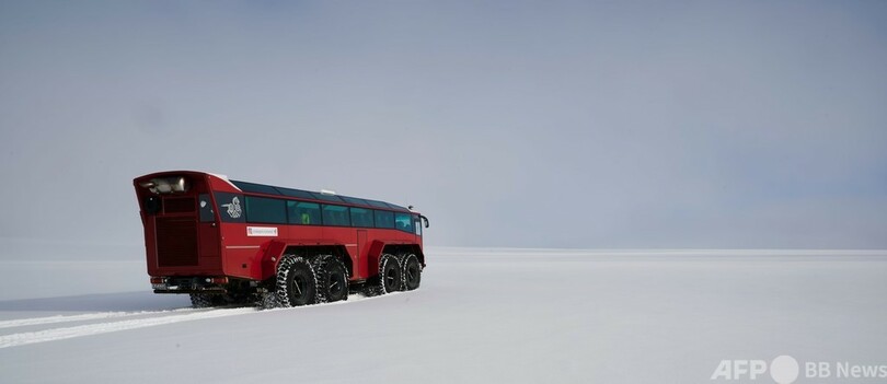 消滅危機の氷河を疾走するメガバス アイスランド
