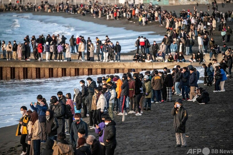 初日の出見ようと大勢が集結、神奈川県のビーチ